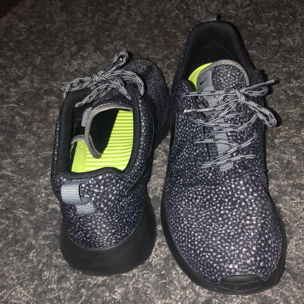 like New Nike Roshes - Picture 4 of 4